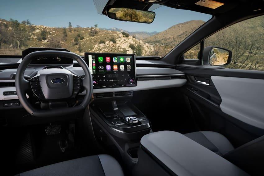 內裝導入 Subaru 有史以來最大的 14 吋中央觸控螢幕，上下底平底方向盤也是特色之一。圖為美規版本。