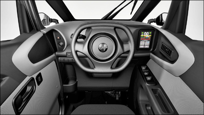 車內比照汽車的方向盤轉向系統，需持有小型車以上駕照才可駕駛。