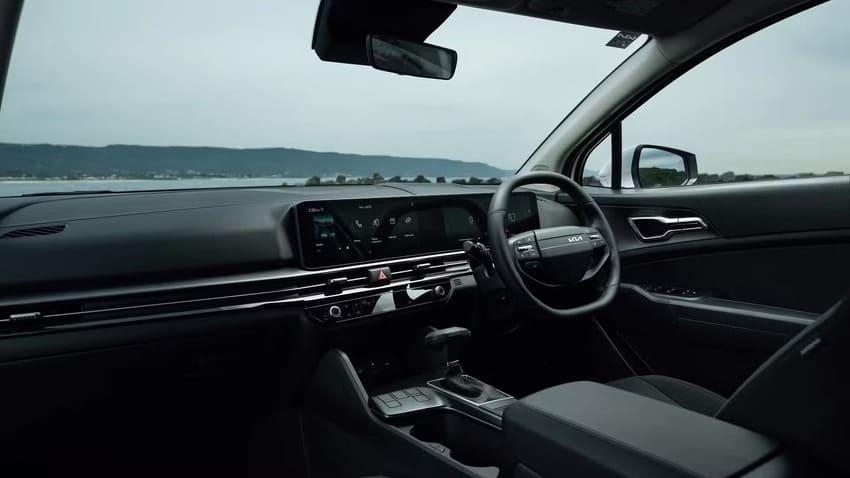 入門車型即配有 12.3 吋中央觸控螢幕，展現科技感及便利性。