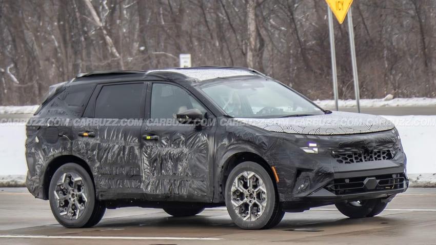 Nissan 大改款 X-Trail 換上新偽裝進行測試，透露出更多設計細節。（圖片來源：Carbuzz）