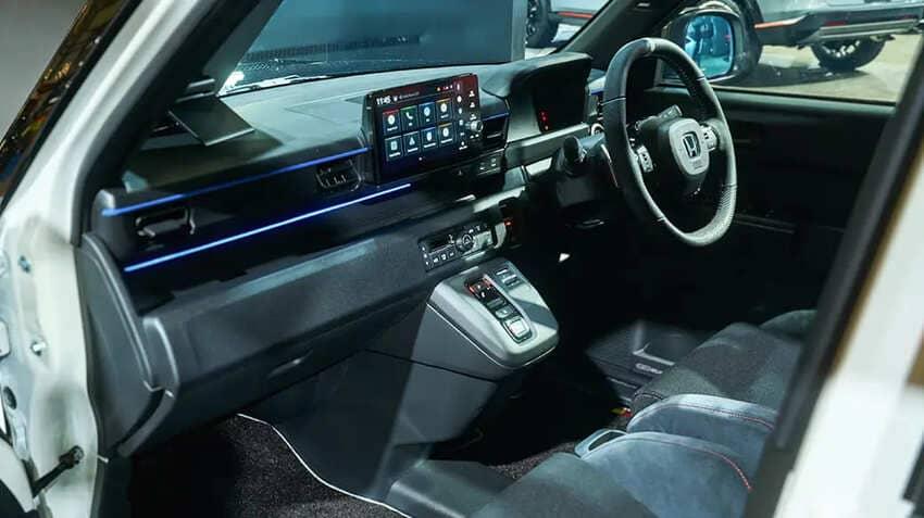 內裝維持既有配置，透過運動化座椅及紅色車縫線設計營造熱血駕馭氛圍。