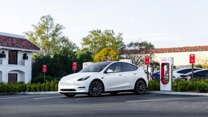 研究指出，充電站周遭的空氣 PM2.5 濃度竟然比加油站還要高。