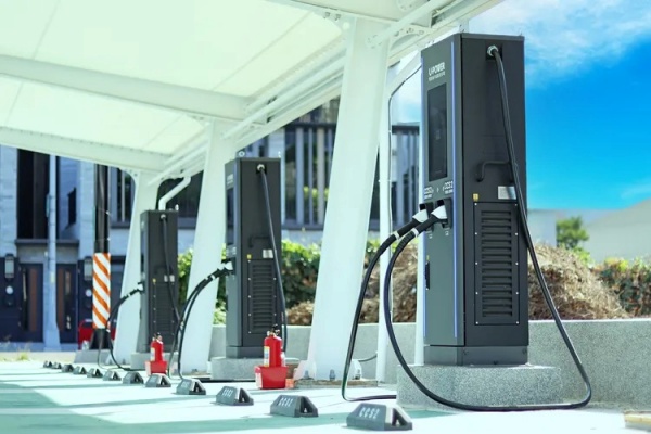 充電站空氣比加油站還髒！充電時的 PM2.5 濃度超乎想像