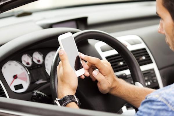 開車用手機罰 1.5 萬元還吊扣駕照！美國佛州擬修法擴大分心駕駛禁令