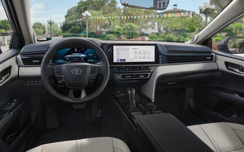 車內鋪陳有望參考新世代 Camry 的配置，擁有雙 12.3 吋螢幕。