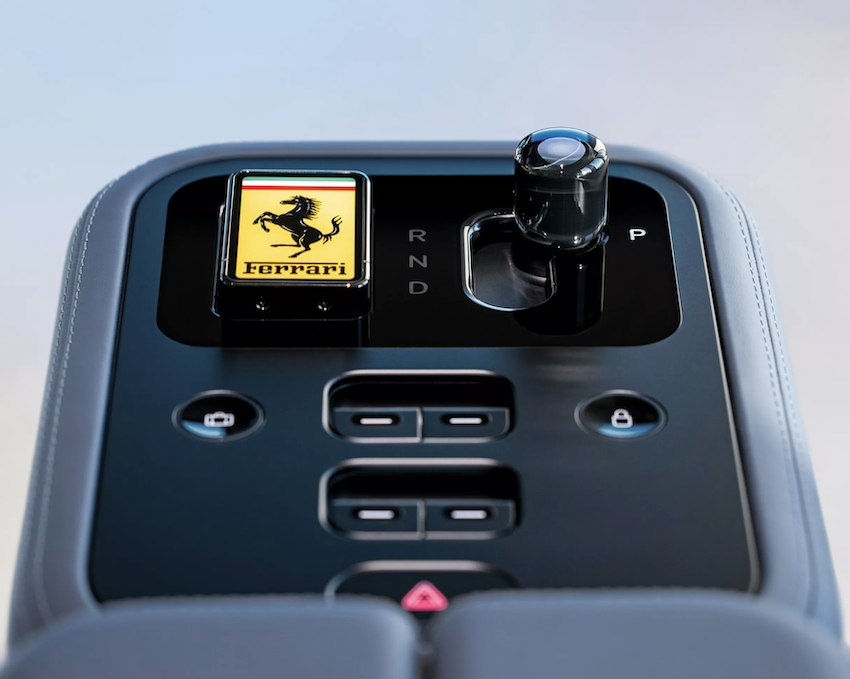 玻璃鑰匙插入中控台上的插槽。