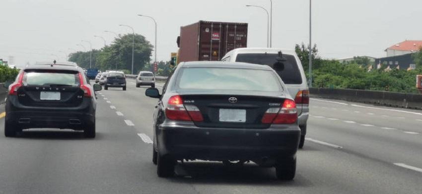 法律沒有明文規定一定要閃幾下方向燈。（高市交通局提供）