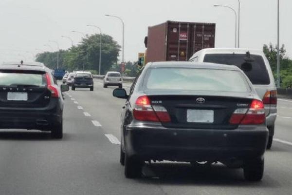 網傳：轉彎打方向燈至少要閃 5 下？查核中心調查結果揭曉