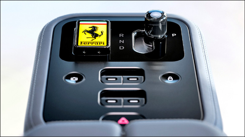 Corning Fusion5玻璃材質鑰匙（圖左上）插入專屬底座後，顏色會逐漸由黃色轉為黑色，在視覺上自然融入中控區域玻璃表面。