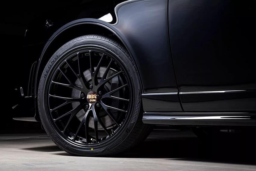 透過專屬空力套件及 20 吋 BBS 鍛造輪圈強化豪華動感意象。