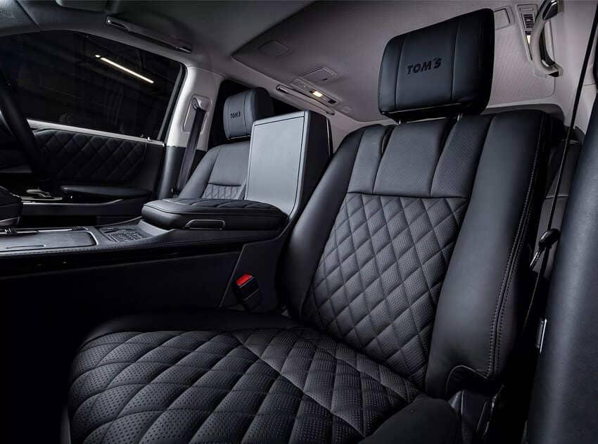 Tom's標誌的引擎啟動按鈕和刺繡頭枕是內裝亮點。