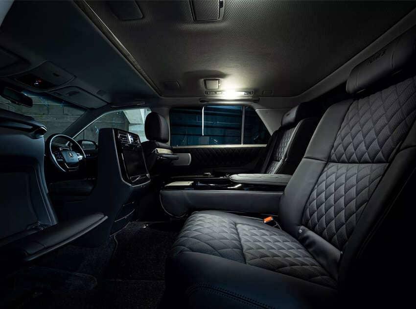 座艙改以黑色 Nappa 真皮包覆，營造專屬的豪華氛圍。