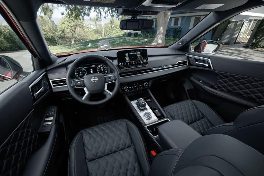 全車系標配 12.3 吋數位儀表及 9 吋中央觸控螢幕。