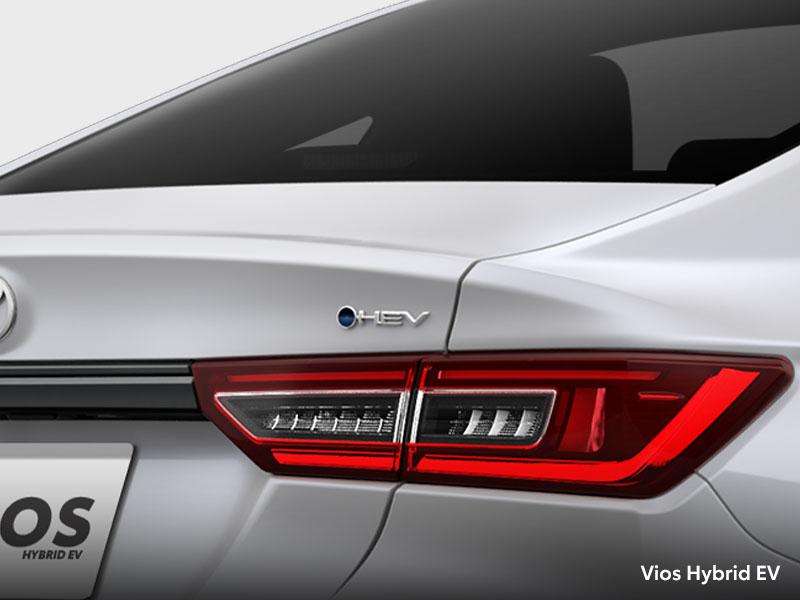 車尾新增 HEV 銘牌作為識別。