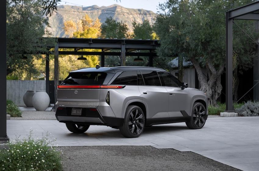 軸距增加至 3,050mm，並降低車高以增加行駛穩定度。