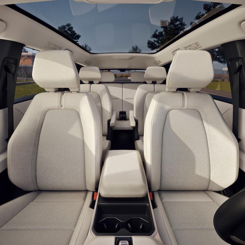 座艙採正三排配置。