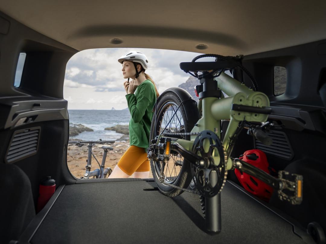 第三排座椅不用時可收起，換取更寬闊的後廂置物空間。