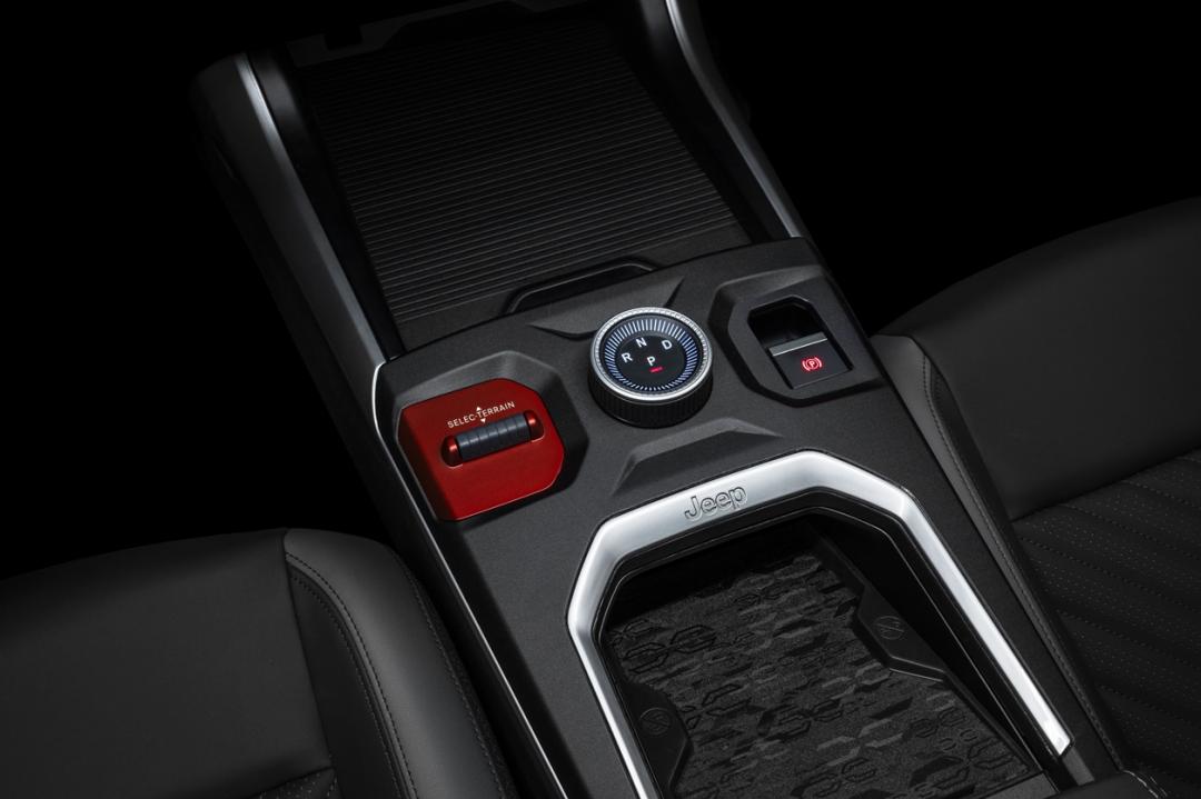 Selec-Terrain行車模式可強化地形應對能力。