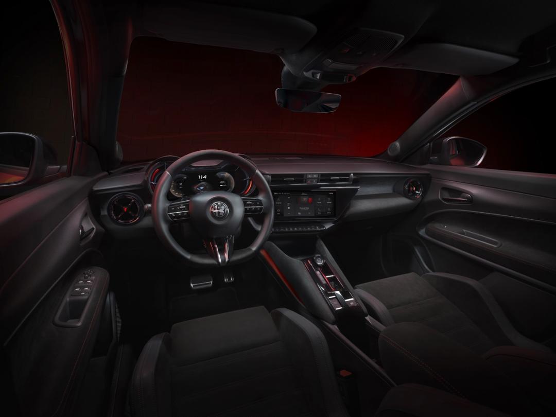 雙10.25吋螢幕設計是內裝科技亮點所在。圖為Elettrica純電版。