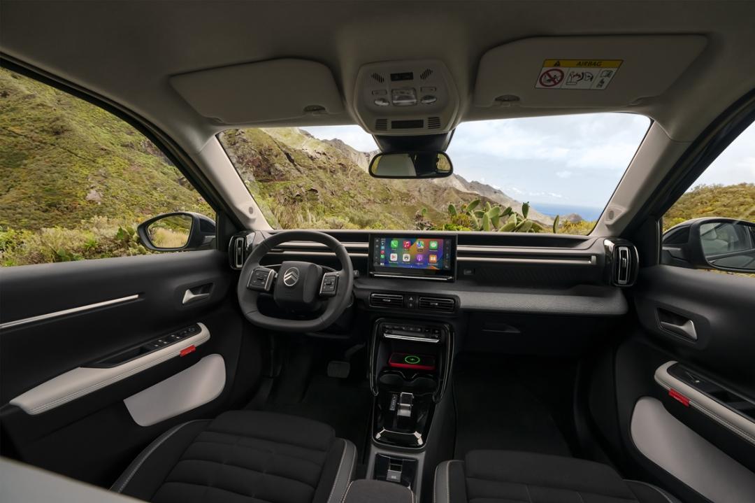 內裝設計簡潔俐落，標配Advanced Comfort座椅營造舒適乘感。