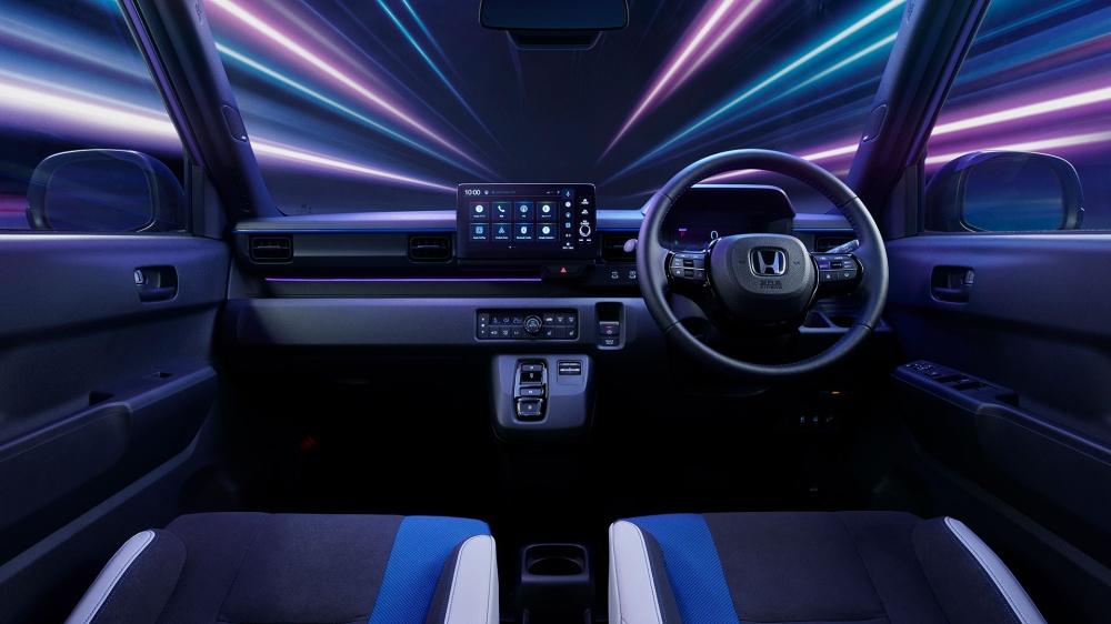 內裝配備 9 吋觸控螢幕與數位儀表。