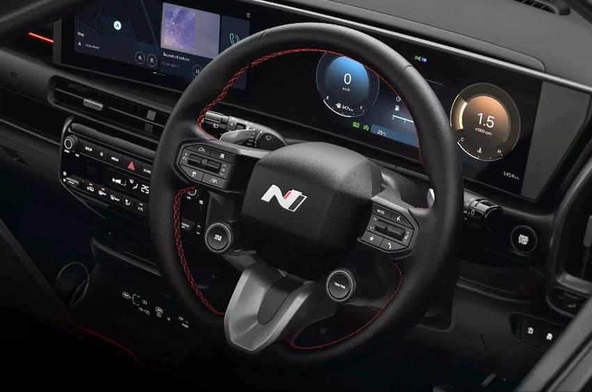 內裝採用 N Line 專屬方向盤，以及雙 12.3 吋螢幕配置。