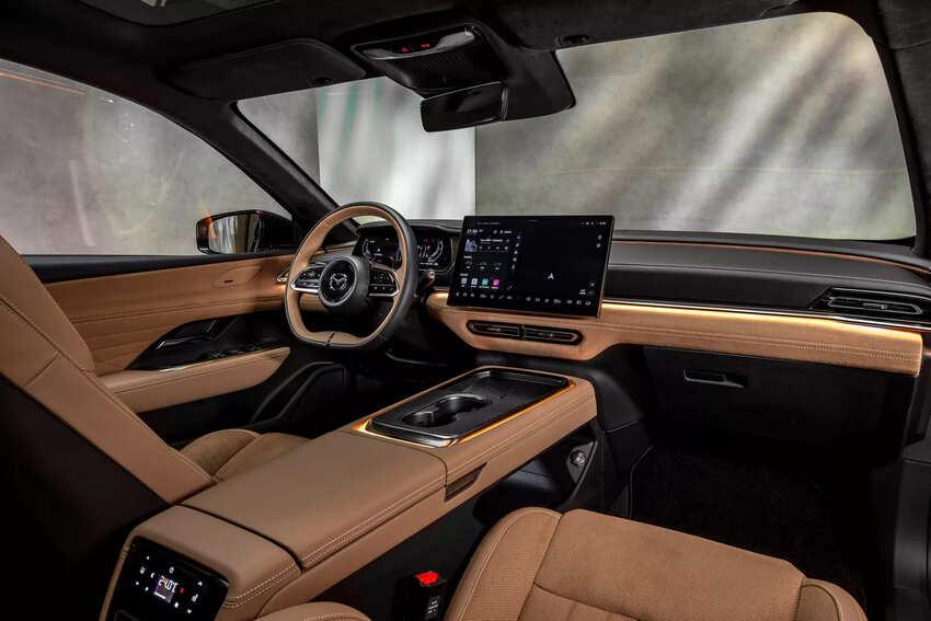 10.2 吋數位儀表及 14.6 吋觸控螢幕是科技亮點，雙色內裝鋪陳也強化豪華質感。圖為左駕版本。
