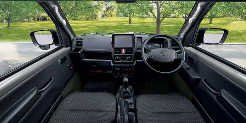 內裝變化不大，透過更新格局提升使用便利度，並追加配備強化科技感及行車安全。