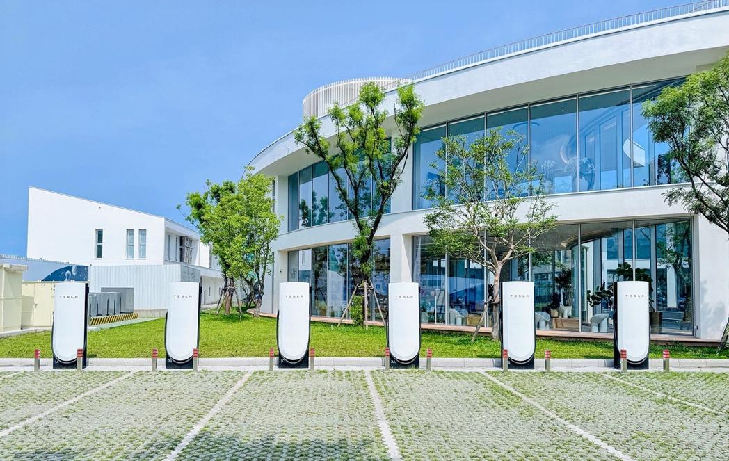 特斯拉在台灣啟用V4第四代超級充電站，其硬體設計可預留給更高功率支援快速充電。