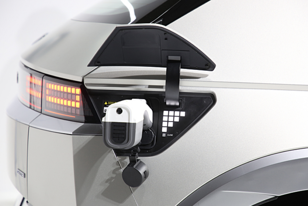 具備V2L的電動車，搭配車外供電轉接器，就可提供110V輸出電壓。