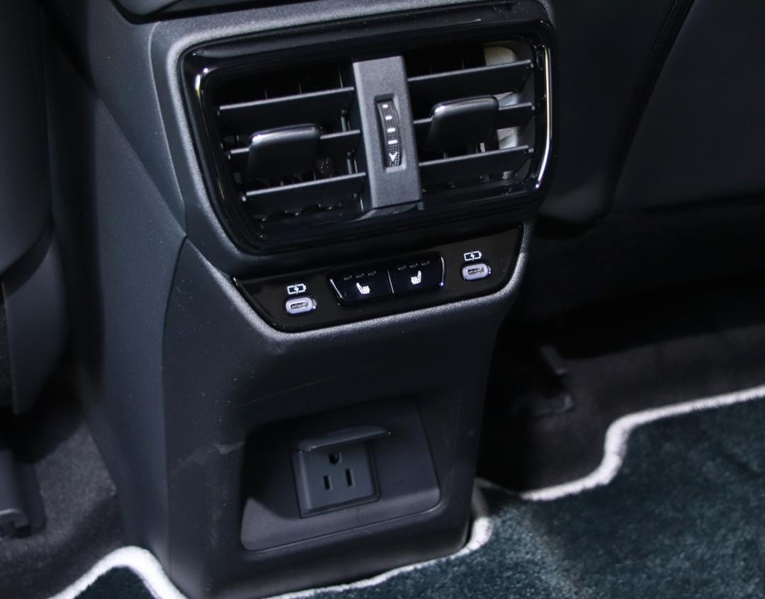 車內的110V家用插座，提供供電便利性，車內就是行動辦公室。（記者陳英傑攝）