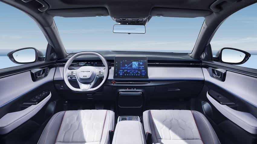 內裝採用簡潔設計風格，中央 12.8 吋觸控螢幕是科技亮點。