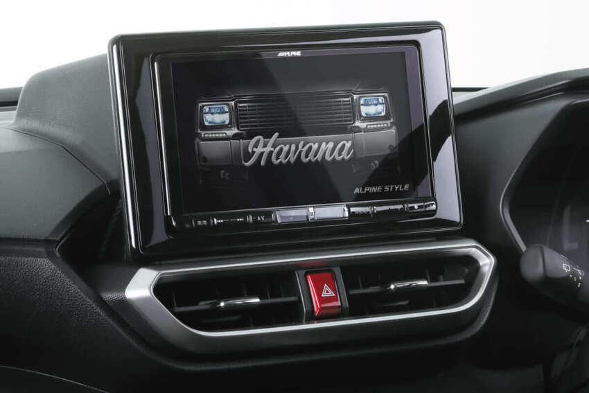 中控螢幕多了專屬開機介面，突顯特殊身分。