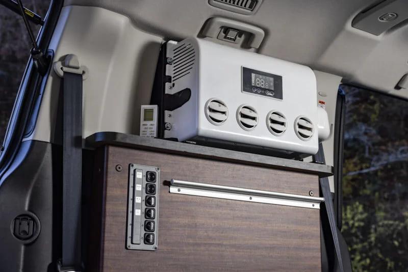 可加裝車用冷氣提升車宿生活舒適度。