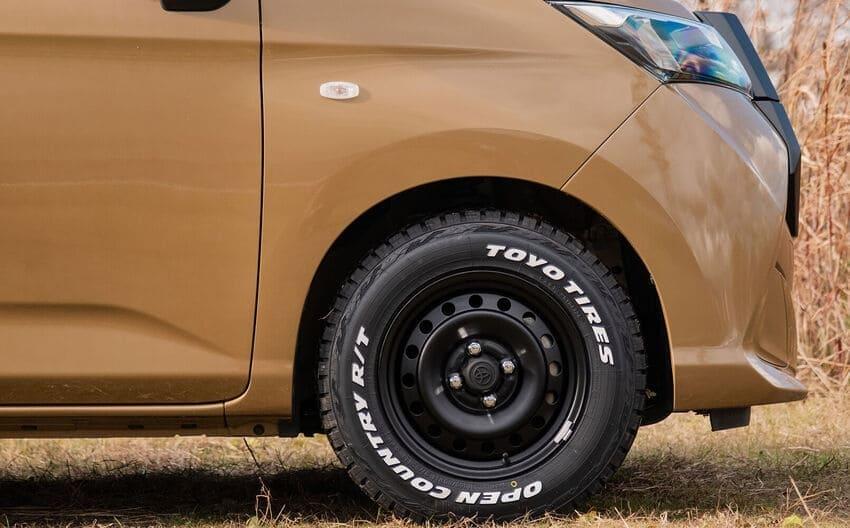 腳下採用 15 吋鐵圈及全地形胎強化越野表現。