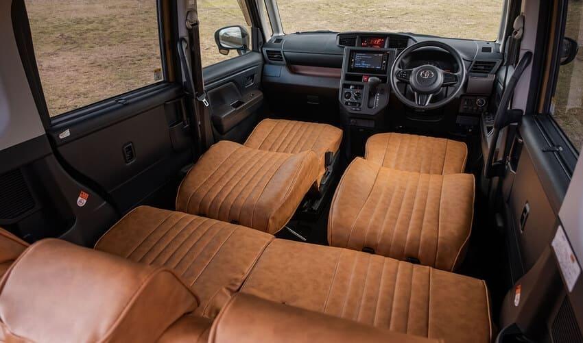 車內座椅採用棕色皮革椅套包覆，提升整體質感表現。