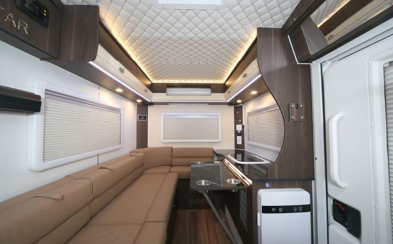 透過木質飾材及皮質沙發營造舒適氛圍，並具備冷氣、電視等實用家電。