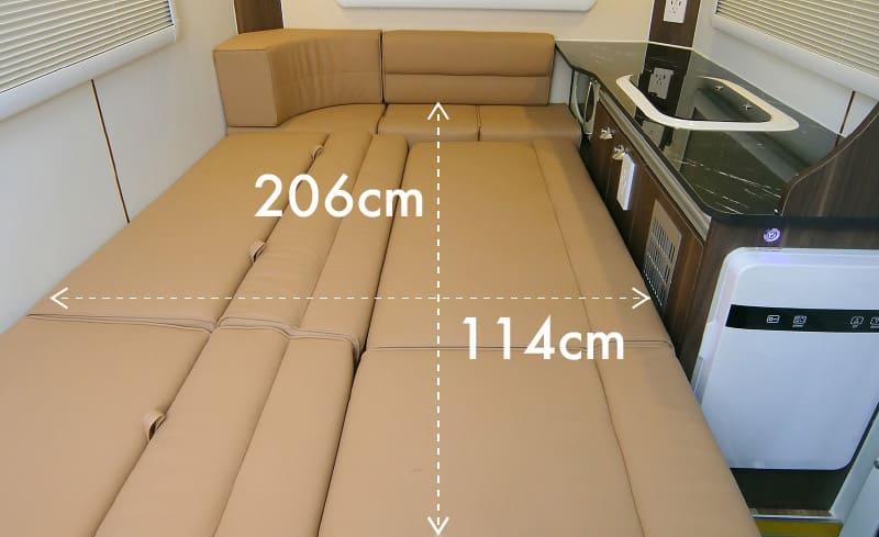 將沙發打平即變成一張舒適雙人床。