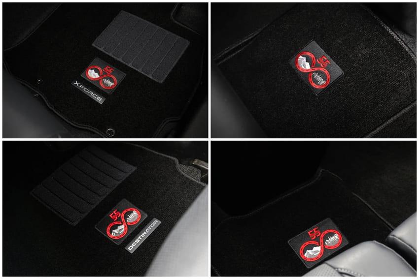 車內腳踏墊設有 55 週年紀念標誌作為識別。