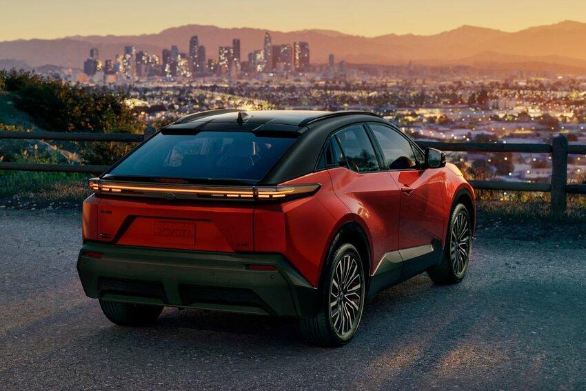 車尾導入斜背設計及橫貫式 LED 尾燈，極具辨識度。