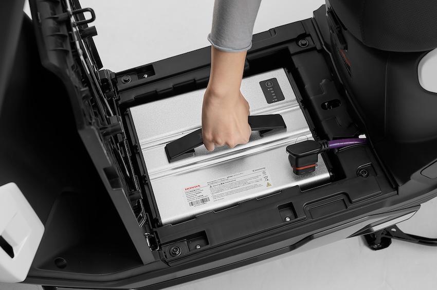 採電池可拆式，能帶回家充電。