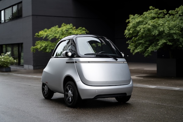 續航 228 公里迷你四輪電動車現身台灣街頭！賽車教父廖老大拍開箱文引關注