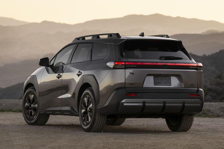 車側前後設有大面積防刮材質，後保桿也新增下護板，強化越野氣息。