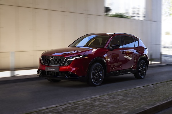Mazda 大改款 CX-5 空間真的大！外媒實測：198 公分坐後座也寬敞
