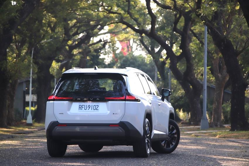 台灣目前 RAV4 為 2.5 升混合動力。