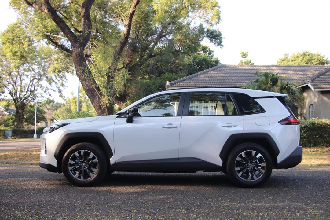 RAV4車長仍維持在4,600mm，車側則搭配防刮材質營造休旅風格。