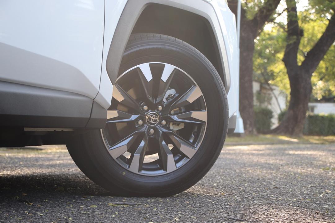 旗艦車型配置18吋雙肋五幅雙色切削鋁圈，視覺感出色，輪胎尺寸為235/60 R18，兼顧行車舒適性。