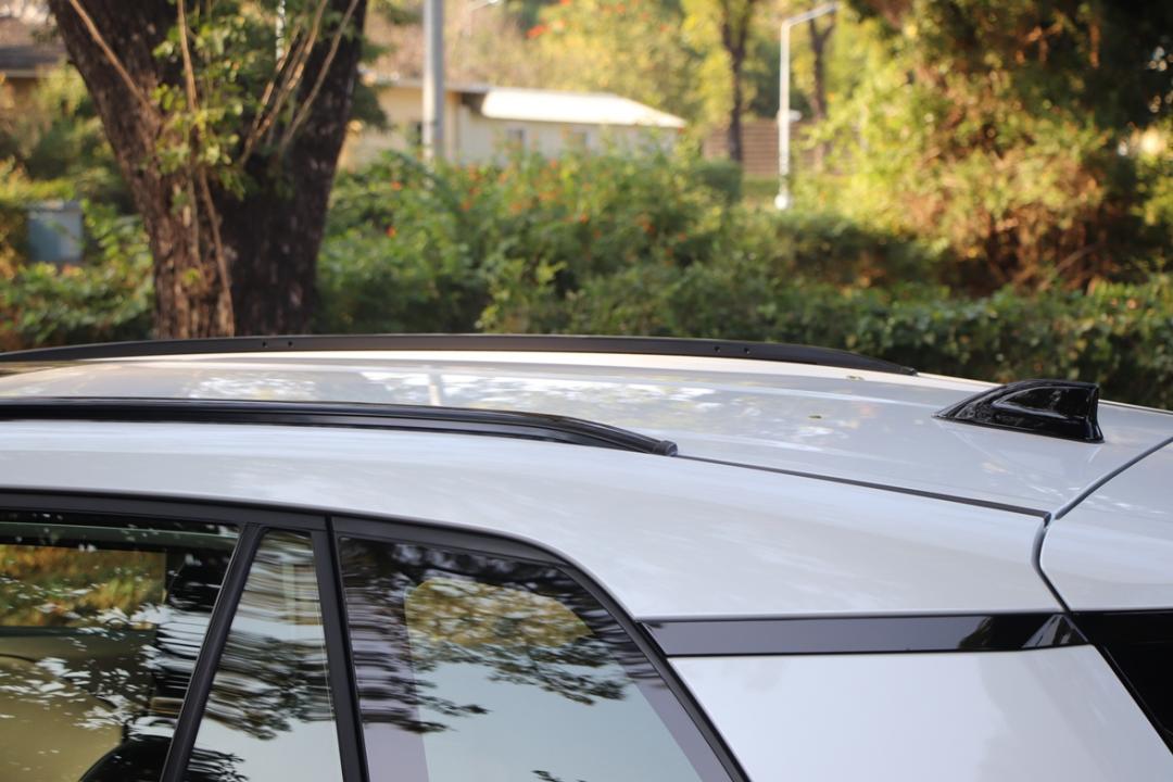 旗艦車型標配車頂架，可額外加裝車頂箱，增加置物空間。