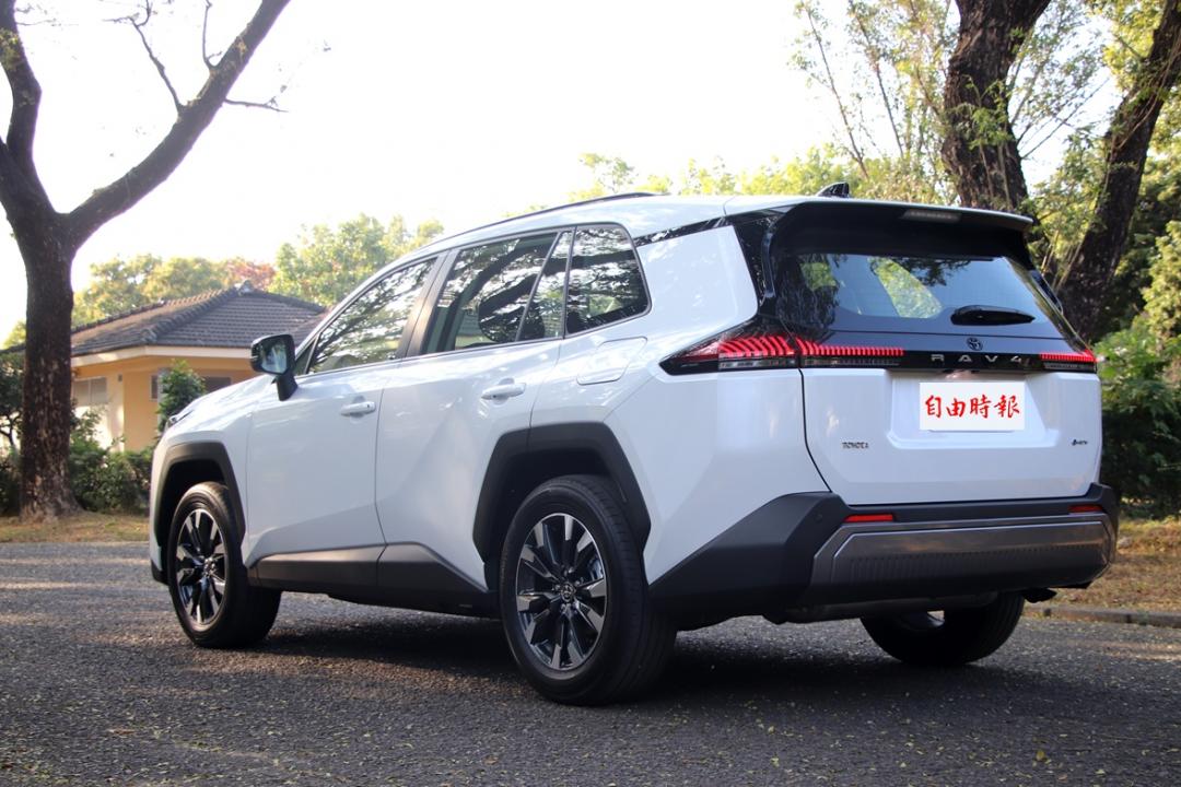 RAV4全車系皆採LED直豎式尾燈組，夜晚識別度佳。