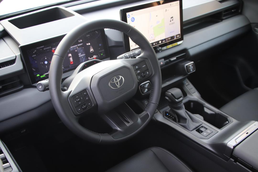 RAV4車艙樣貌全換新，整體介面更優化，方向盤配有實體快捷鍵，無換檔撥片，必須透過排檔桿進行升降檔。